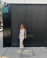 Falda larga de tejido calado color blanco crudo, con detalle de flecos en el dobladillo.