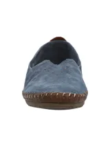 Zapatos slip-on de cuero gamuzado color azul, con detalles de tachas metálicas en el empeine y costuras expuestas con borde marrón.