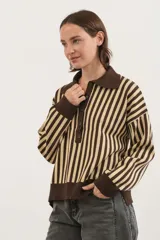 Sweater de tejido bremer con diseño de rayas verticales en color marrón y beige. Presenta cuello tipo polo con cierre frontal de botones, mangas largas con puños acanalados y un corte holgado.