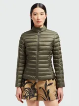 Chaqueta corta acolchada de Moncler, color rosa pálido, con cuello alto, cierre frontal con cremallera y diseño de líneas horizontales.