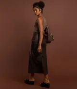 Pollera midi marrón de cuero sintético (PU) con trabillas en la cintura y abertura en la parte trasera.