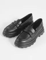 Mocasines blancos de cuero vegano con suela track y detalle de antifaz.