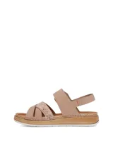Sandalias de mujer color beige, con tiras cruzadas en la parte frontal, una de ellas con textura metalizada, y tira ajustable al talón con hebilla. Posee suela de plataforma con detalle estilo yute.