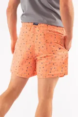 Short de baño azul con franjas horizontales en celeste y azul claro. Cuenta con cintura elástica ajustable con cordón, dos bolsillos laterales y uno trasero.