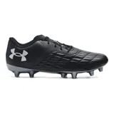 Championes de fútbol Under Armour Magnetico Pro 3, color negro con detalles en plateado. Presentan tecnología UA Clone en la parte superior para un ajuste personalizado, puntera anatómica suave y suela innovadora con combinación de tacos planos y cónicos para mayor tracción y agilidad.