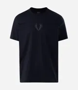 Remera masculina de algodón negro con cuello redondo, mangas cortas y corte comfort. Presenta un estampado tribal sutil en el centro del pecho.