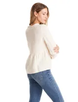 Blusa de algodón color beige con escote en V, cierre frontal con botones y detalles de puntilla en el frente. Presenta mangas largas amplias con puños elastizados y un diseño con bordados sutiles.