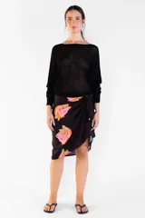 Sweater negro de punto con escote bote y mangas largas de corte holgado.
