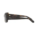 Lentes de sol Ray-Ban con montura rectangular de carey y lentes verdes.