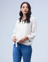 Blusa texturada color blanco, con escote en V con bordado, manga larga de largo regulable y ruedo con nudo.
