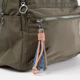 Mochila verde con cierre superior y bolsillo frontal con cierre.