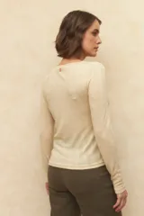 Remera negra de algodón, de manga larga y cuello bote.