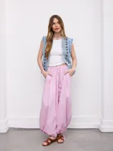 Pantalón bombacho de algodón con estampado a rayas rosadas y celestes, cintura elástica con cordón de ajuste y tobillos fruncidos con tiras.