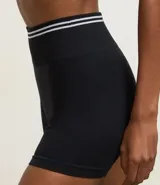 Bermuda deportiva seamless de color negro, con rayas contrastantes en la cintura. Ideal para la práctica de crossfit.