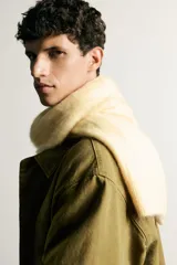 Parka relaxed fit confeccionada en denim de algodón color verde militar, con cuello solapa, bolsillos de vivo en la cadera y cierre frontal con cremallera oculta por solapa con botones a presión.