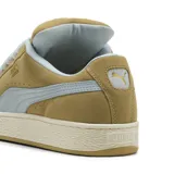 Championes Puma modelo Suede XL, color tostado con detalles en celeste. Confeccionados en gamuza, presentan cordones gruesos, suela de goma texturizada y el logo de la marca en dorado en el lateral.
