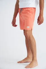 Bermuda de baño color salmón con cintura elástica ajustable con cordón.