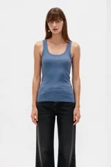 Musculosa de algodón en tejido canalé, color azul, con breteles anchos, cuello redondo y corte ajustado al cuerpo.