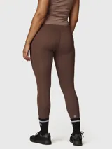 Calza deportiva de tiro alto en color marrón chocolate, confeccionada en tejido suave con tecnología Aloe Vera. Presenta un diseño ajustado que se adapta al cuerpo, ideal para actividades físicas o uso diario.