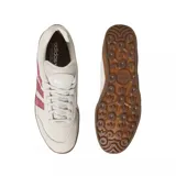 Championes urbanos Adidas modelo Aloha Super, color beige con las icónicas tres tiras en color bordó y suela de goma color caramelo.