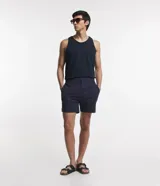 Bermuda de corte slim para hombre en color azul marino, confeccionada en tejido con textura. Posee cintura elástica y bolsillos laterales.