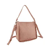 Cartera bandolera mediana de cuero sintético color marrón, con correa de hombro ajustable y cierre superior con cremallera.