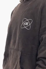 Canguro con capucha color marrón con efecto gastado, bolsillo tipo canguro y estampados en el pecho y manga.