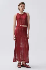 Falda midi tejida con lurex color cereza, de corte recto y calados.