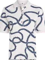 Chomba blanca de piqué de algodón con estampado de cuerdas azules. Tiene cuello polo, tapeta con botones y logo bordado en el pecho.