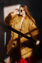 Tapado de piel sintética color camel, corte recto y silueta relajada, con interior forrado y bolsillos funcionales.