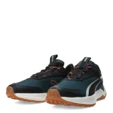 Championes de trail running Puma Extend Lite, con diseño en tonos verde oscuro y negro, detalles en naranja y suela de goma color caramelo. Presentan una estructura robusta con malla transpirable, refuerzos sintéticos y entresuela de amortiguación.