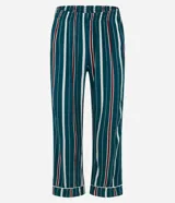 Pijama de dos piezas estilo americano confeccionado en viscosa. Incluye una camisa de mangas largas con cuello solapa, cierre frontal con botones y detalle de vivo contrastante, junto con un pantalón de cintura elástica. Presenta un diseño estampado a rayas verticales en tonos verde, blanco y bordó.