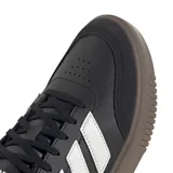 Championes urbanos Adidas Courtblock Bold, color negro con las icónicas tres tiras en color blanco y suela de plataforma en tono marrón oscuro. Presentan un diseño de corte bajo con cierre de cordones y refuerzos en la puntera.