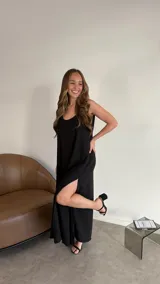 Vestido azul eléctrico de muselina con tirantes finos y escote en V. Corte suelto y largo midi.