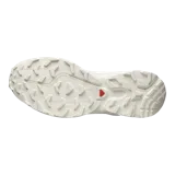 Championes Salomon XT-6, calzado de trail running adaptado para uso urbano. Diseño en color negro, gris, rojo y blanco, con sistema de cordones de ajuste rápido Quicklace y suela de gran tracción.