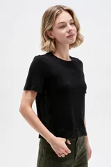 Remera negra de manga corta, con cuello redondo y encaje en la parte trasera.