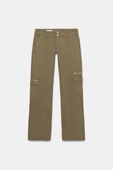 Pantalón cargo de tiro medio en color verde militar, con cierre frontal de cremallera y botones metálicos. Presenta bolsillos laterales, bolsillos de plastrón en las piernas con cierre de cremallera y trabillas en la cintura.