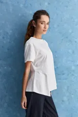 Remera Casentino de manga corta y cuello redondo, de corte amplio y asimétrico con diseño cruzado en el frente.