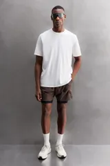 Zapatilla deportiva de correr color caqui, con capellada de tejido de punto transpirable y ajuste con cordones. Cuenta con refuerzos Shield Protect Max en puntera y talón, tirador trasero, plantilla OrthoLite® y entresuela Spume Foam V3.