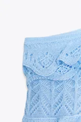 Vestido midi celeste de encaje con tirantes finos y volantes.