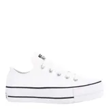 Championes Converse modelo Chuck Taylor Lift, de corte bajo con plataforma elevada. Presentan un diseño clásico en color blanco con detalles en negro en la suela y lengüeta, confeccionados en material sintético resistente con cordones al tono.
