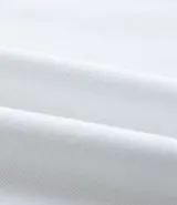 Pantalón wide leg color blanco, de sarga, con bolsillos cargo laterales, bolsillos tipo cuchillo, bolsillos traseros, ajuste elástico en la cintura y cinturón.