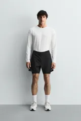 Pantalones cortos de entrenamiento 2 en 1 de color marrón, confeccionados por Zara Athleticz en tejido técnico ligero y elástico con malla interior. Cuenta con cintura elástica ajustable con cordón y bolsillos laterales.
