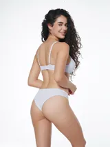 Bombacha vedetina blanca con detalle de encaje floral en los laterales.