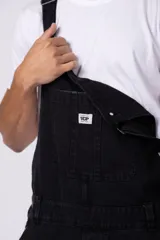 Jardinero de jean en color celeste claro con lavado desgastado. Presenta un diseño clásico con bolsillo frontal en el pecho, breteles regulables con hebillas metálicas y corte relaxed de pierna recta.