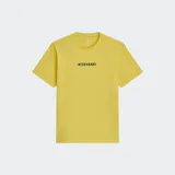 Remera Converse de ajuste estándar color amarillo, de manga corta y cuello redondo, con el logo de la marca estampado en el centro del pecho.