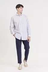 Camisa de manga larga para hombre, color azul claro con finas rayas blancas verticales. Corte regular, cuello camisero y cierre frontal de botones.