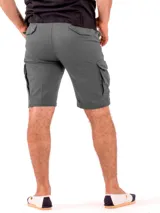 Bermuda cargo negra de algodón, con bolsillos laterales y traseros.