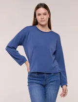 Buzo de punto azul con cuello redondo, diseño de manga larga y detalles calados de crochet en el cuello.