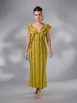 Vestido largo de lino y algodón con diseño de rayas verticales en tonos mostaza y verde. Presenta escote en V, cuello solapa ancho, mangas cortas con diseño capa, corte recto y lazo ajustable en la cintura.